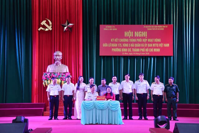 Lữ đoàn 175 và Ủy ban MTTQ Việt Nam phường Bình Cơ ký kết chương trình phối hợp hoạt động