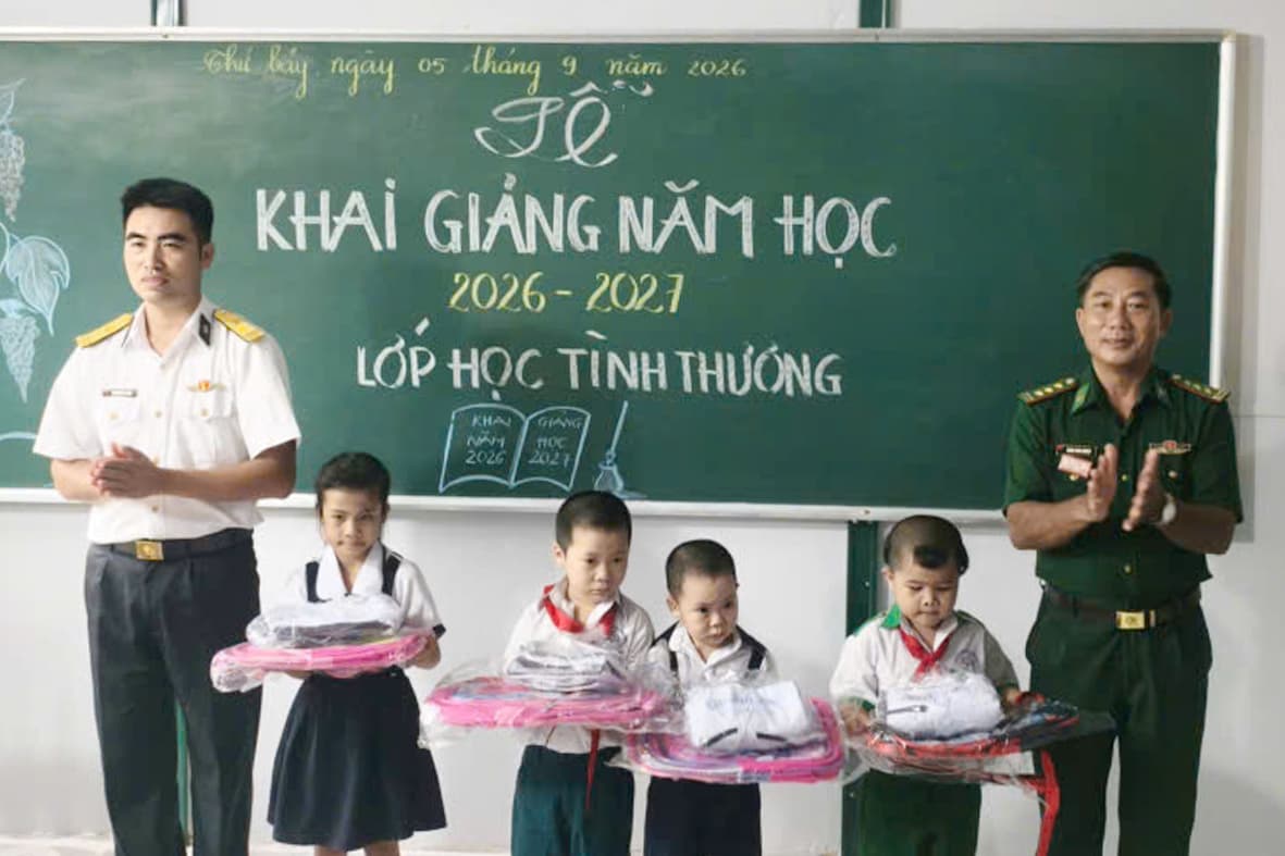 Khai giảng năm học mới trên đảo Hòn Chuối