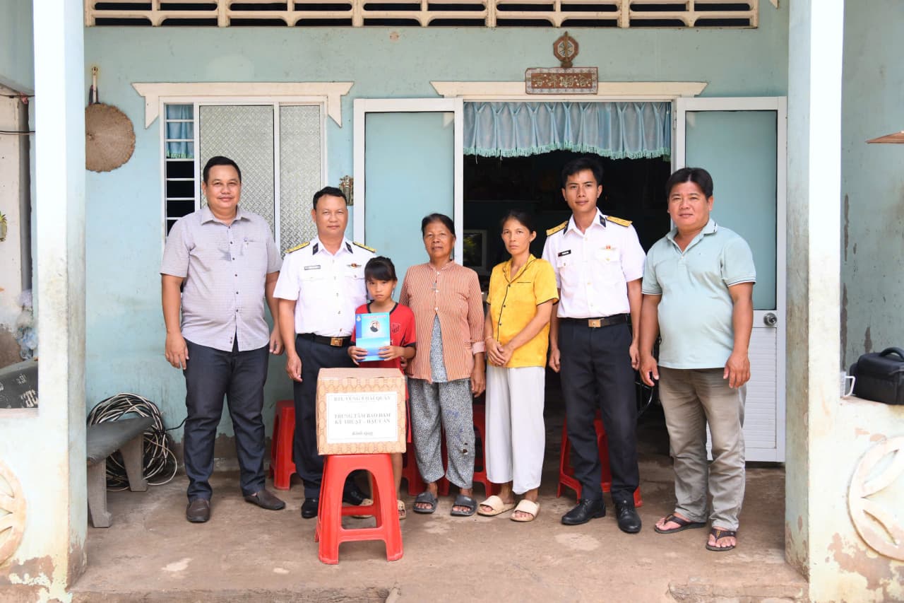 Trung tâm Bảo đảm Kỹ thuật - Hậu cần Vùng 5 Hải quân thăm, tặng quà con ngư dân được đơn vị đỡ đầu