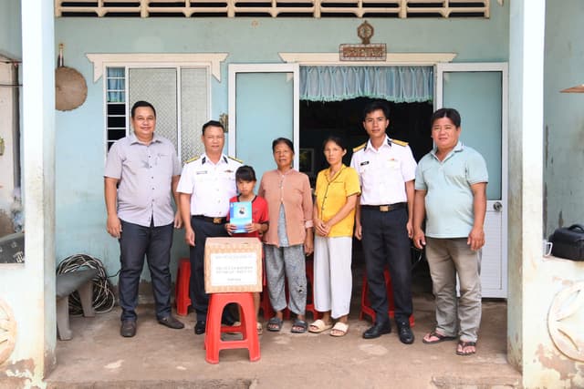 Trung tâm Bảo đảm Kỹ thuật - Hậu cần Vùng 5 Hải quân thăm, tặng quà con ngư dân được đơn vị đỡ đầu
