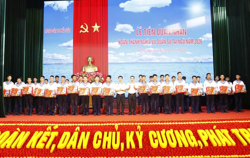 Trung đoàn 196 tiễn quân nhân hoàn thành nghĩa vụ quân sự trở về địa phương