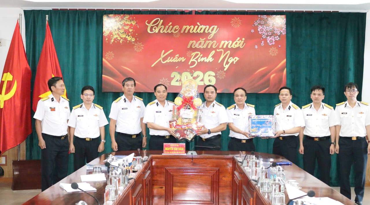 Chuẩn Đô đốc Nguyễn Văn Bách kiểm tra và chúc Tết tại Nhà máy Z753