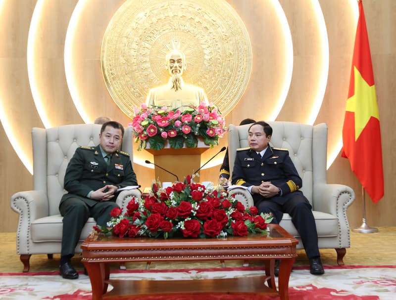Thủ trưởng Bộ Tư lệnh Hải quân tiếp Tùy viên Quốc phòng Trung Quốc tại Việt Nam