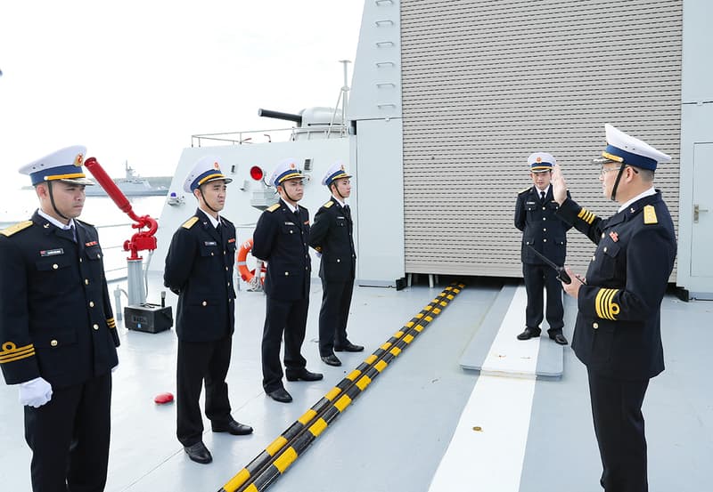 Đoàn công tác trên Tàu 016-Quang Trung luyện tập nội dung Duyệt binh tàu hải quân quốc tế