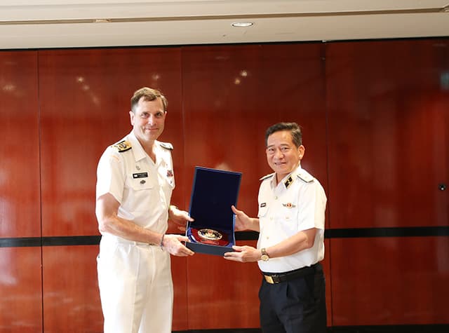 Chuẩn Đô đốc Nguyễn Đình Hùng gặp song phương Tư lệnh Hải quân Canada
