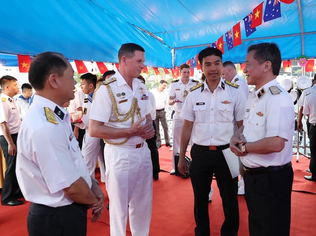 Chuẩn Đô đốc Nguyễn Đình Hùng chủ trì tiệc chiêu đãi trên Tàu 016 tại Australia