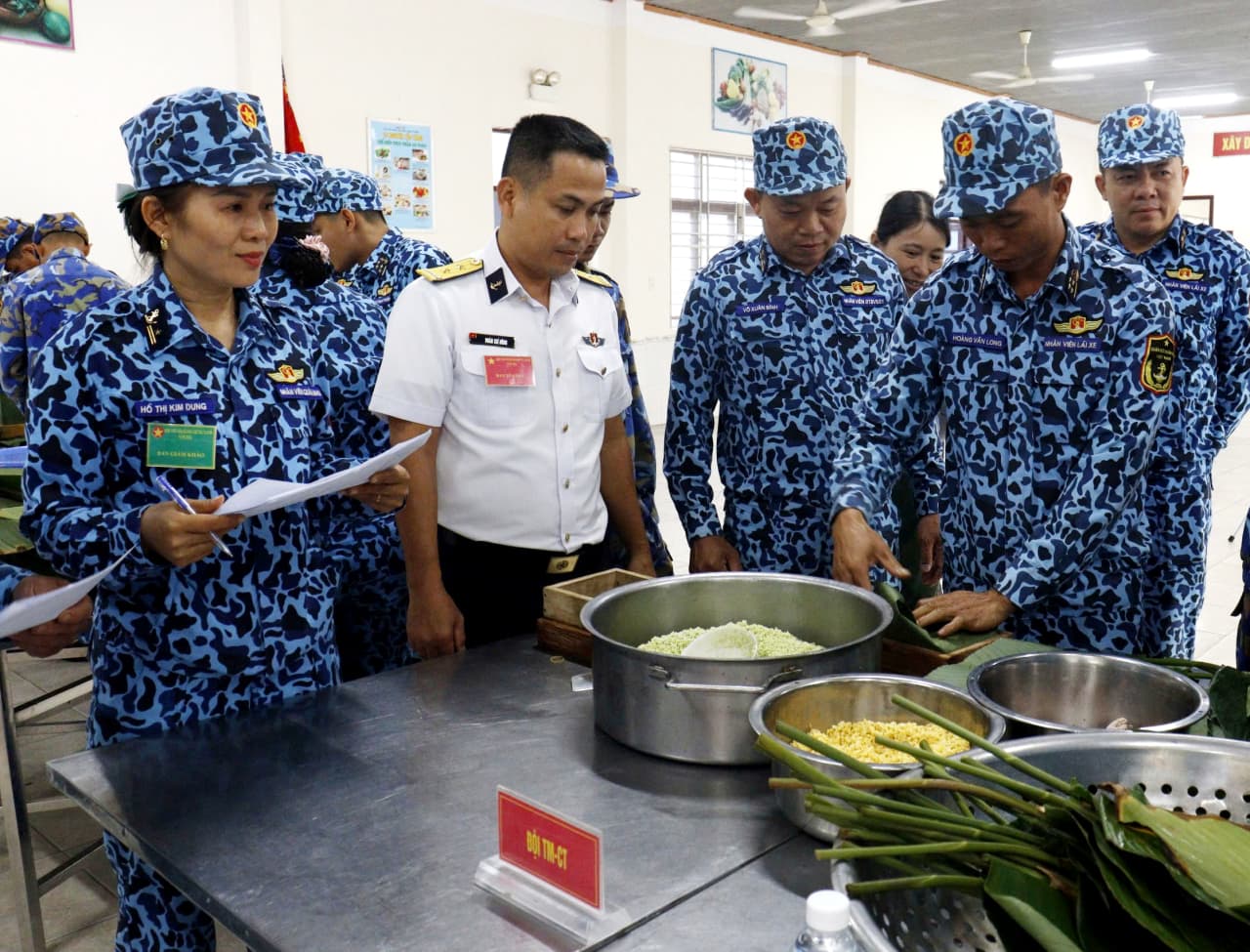 Trung đoàn 196: Góp phần gìn giữ nét văn hóa cổ truyền qua hội thi bánh chưng xanh