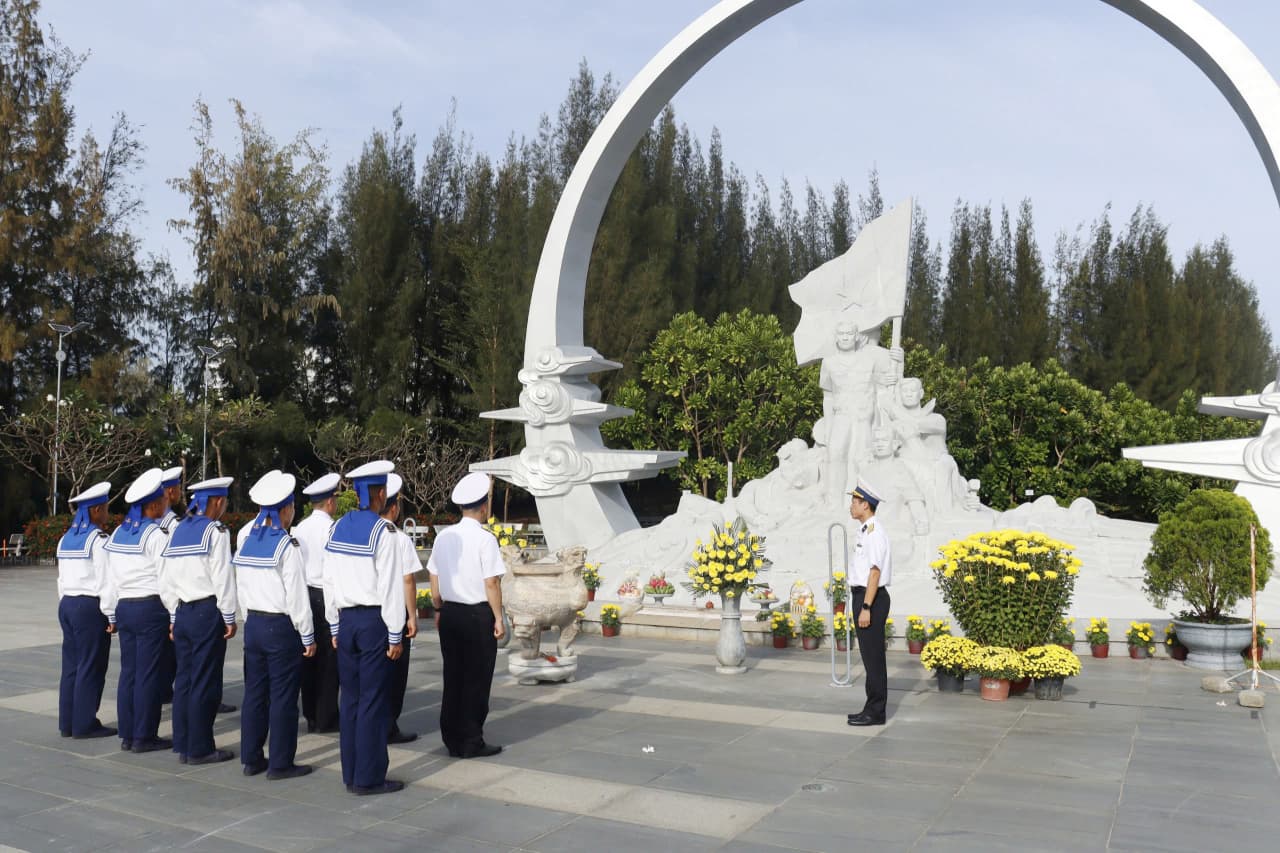 Trung đoàn 196 dâng hương tri ân các anh hùng liệt sĩ