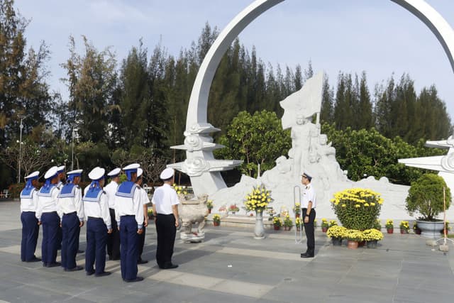 Trung đoàn 196 dâng hương tri ân các anh hùng liệt sĩ