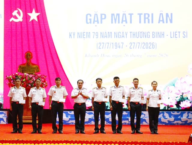 Trung đoàn 196 gặp mặt, tri ân, tặng quà gia đình chính sách