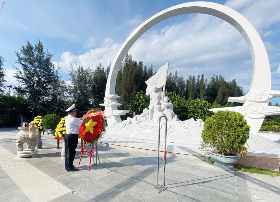 Trung đoàn 196 dâng hương tri ân các Anh hùng liệt sĩ tại Khu tưởng niệm chiến sĩ Gạc Ma