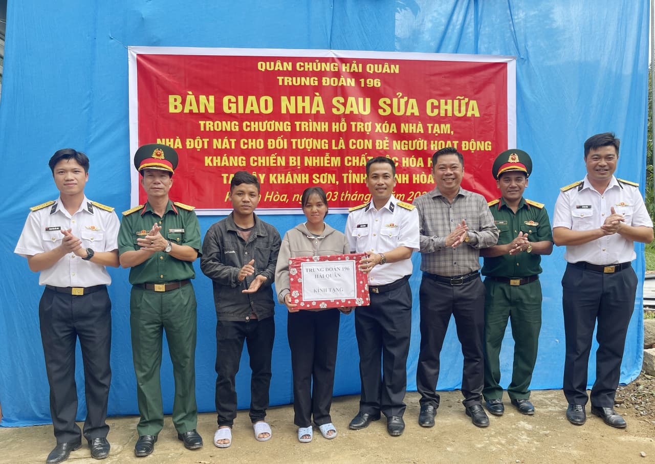 Trung đoàn 196 bàn giao nhà sửa chữa cho gia đình chính sách tại xã Tây Khánh Sơn