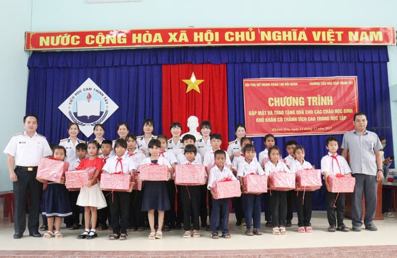 Hội phụ nữ Trung đoàn 196 tặng quà học sinh vượt khó tại Trường Tiểu học Cam Thịnh Tây