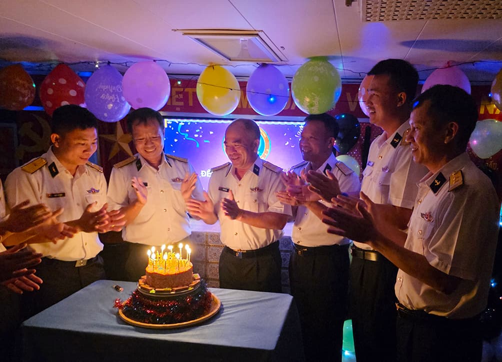 Sinh nhật động đội trên sóng nước Darwin