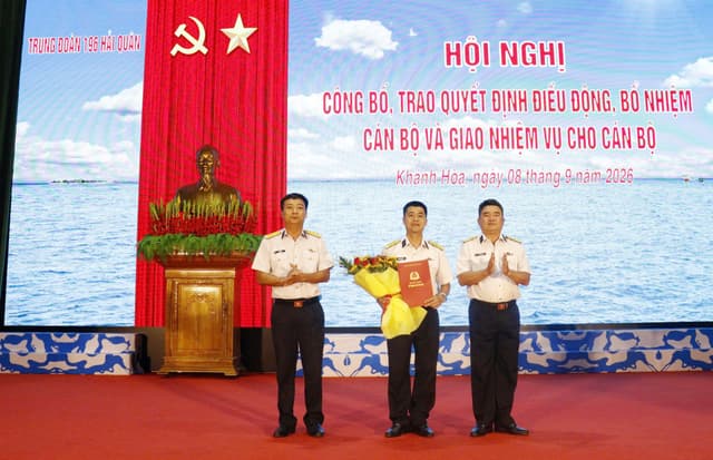 Trung đoàn 196 giao nhiệm vụ cho cán bộ mới về đơn vị