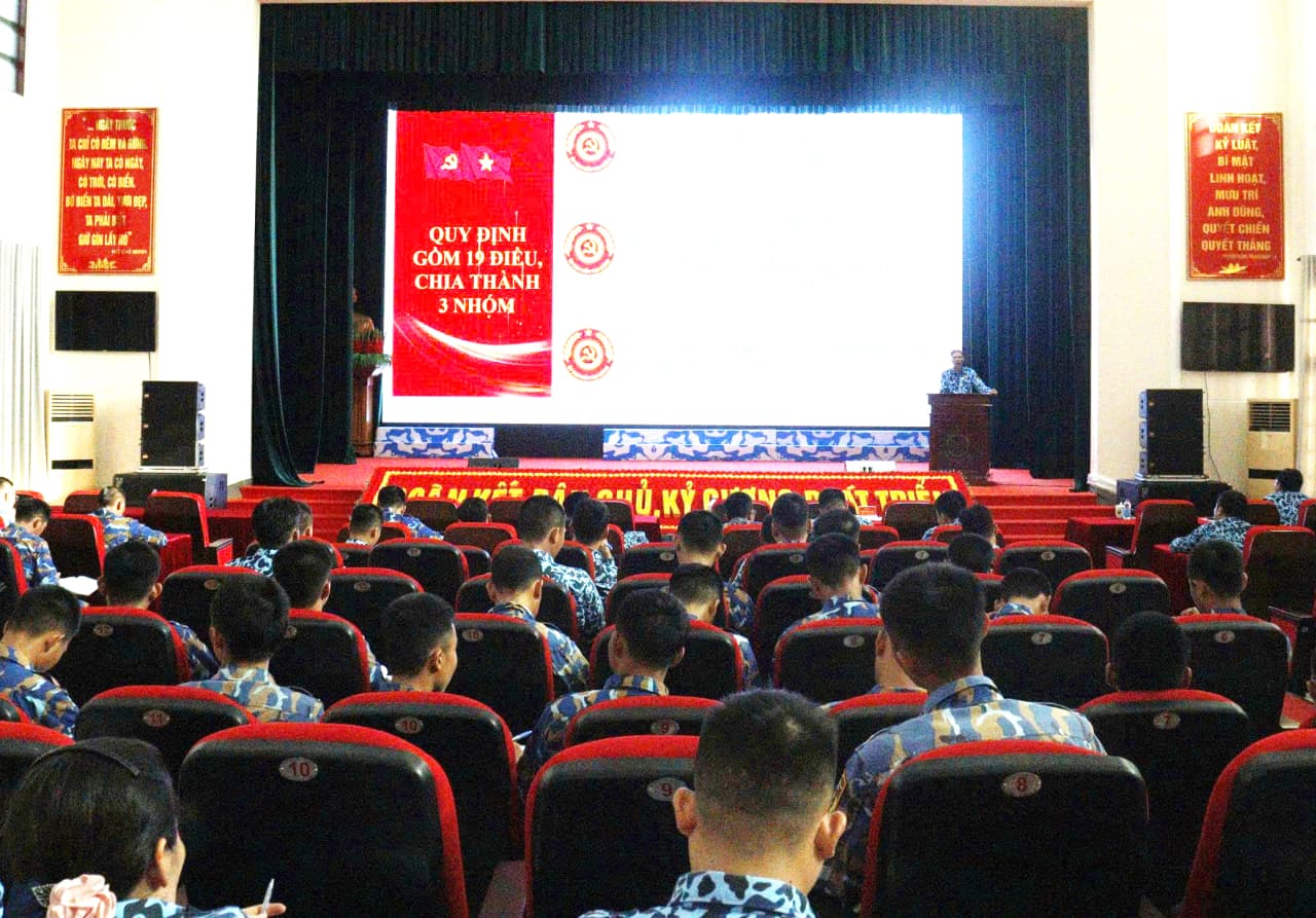 Trung đoàn 196 học tập Nghị quyết Hội nghị Trung ương 3