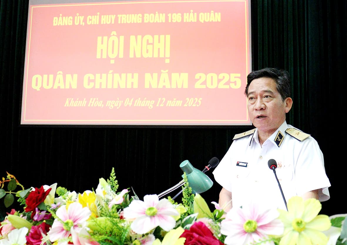 Chuẩn Đô đốc Nguyễn Đình Hùng dự, chỉ đạo Hội nghị Quân chính Trung đoàn 196