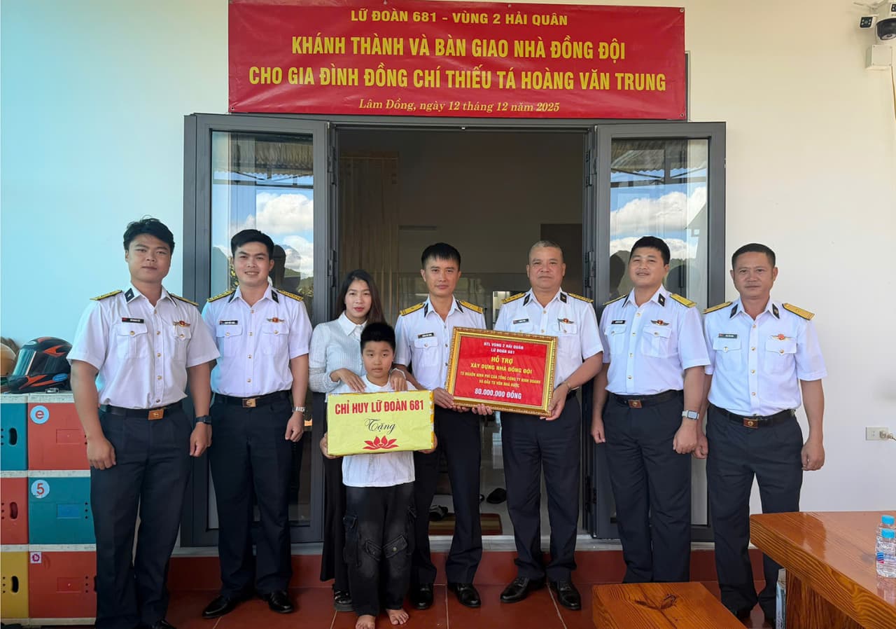 Lữ đoàn 681 bàn giao nhà đồng đội