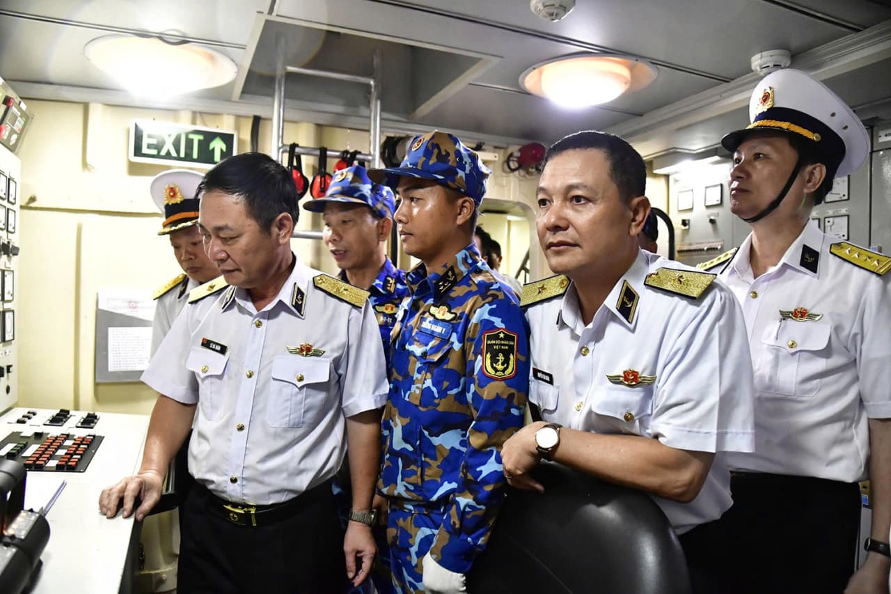 Chuẩn Đô đốc Lê Bá Quân kiểm tra Lữ đoàn 167