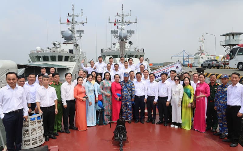 Đoàn đại biểu dự Đại hội Đảng bộ TP. Hồ Chí Minh thăm và làm việc tại Vùng 2 Hải quân