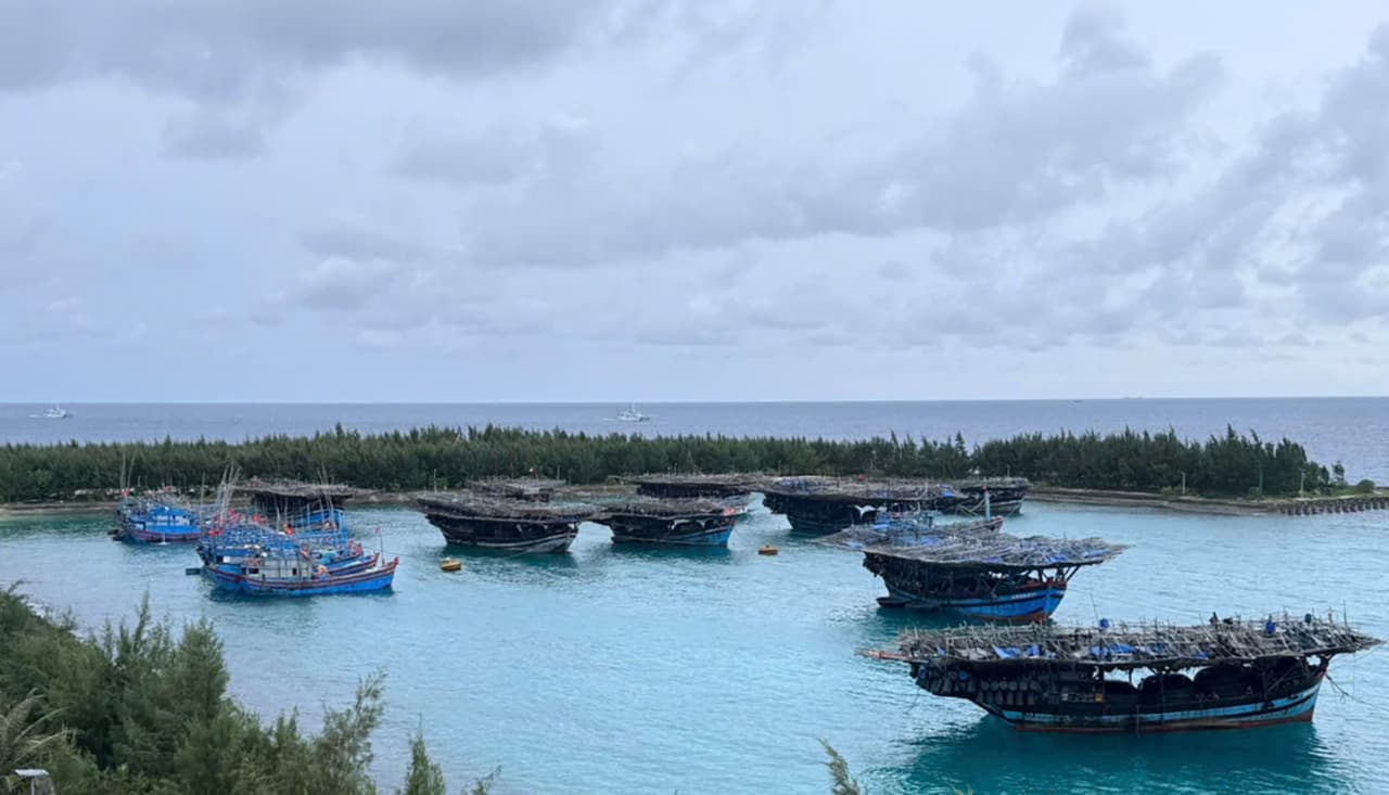 Âu tàu Trường Sa đón 26 tàu cá, hơn 500 ngư dân vào tránh trú bão