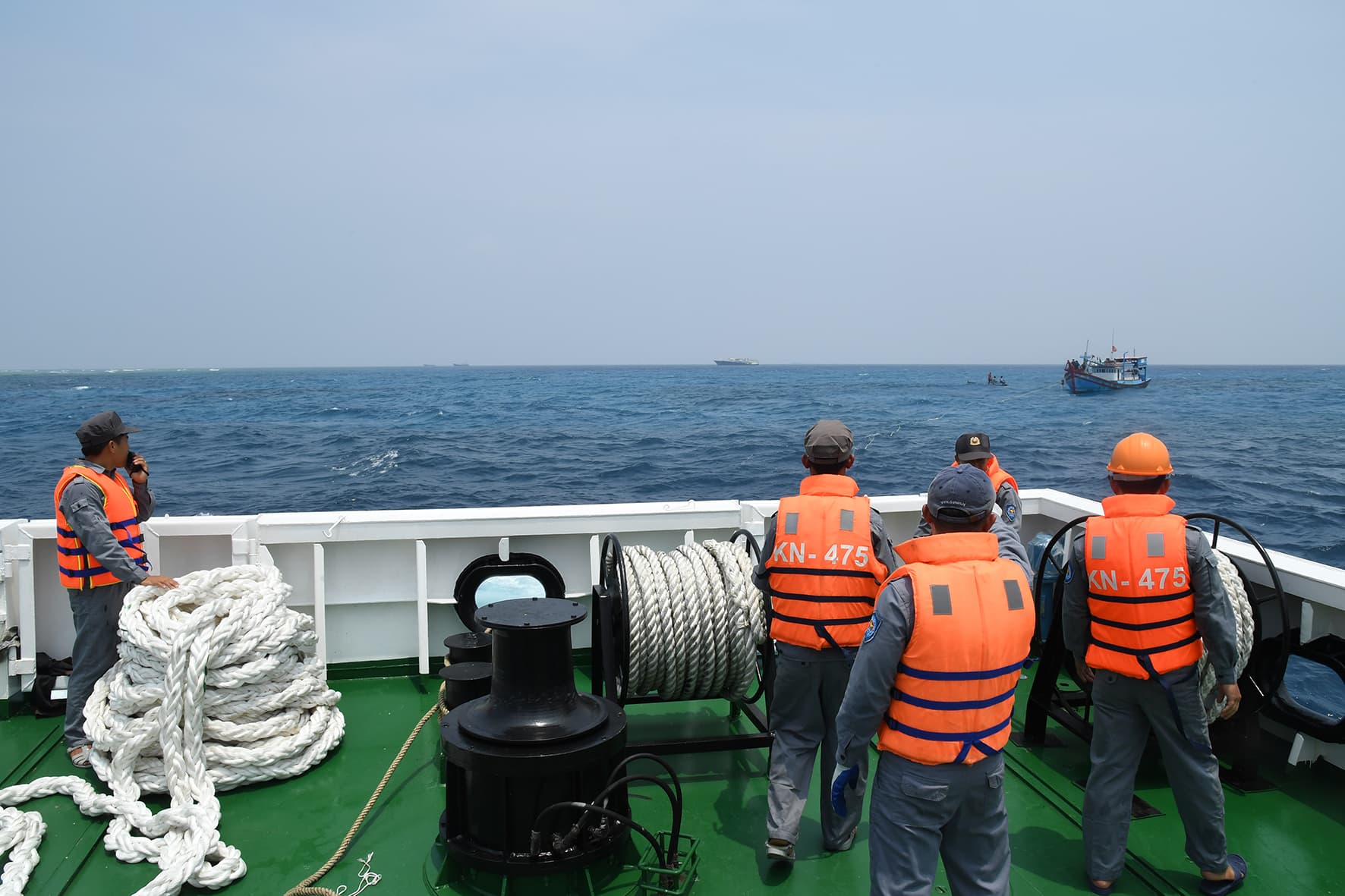 Tàu KN 475: Cứu kéo tàu cá Bình Thuận vào đảo Sinh Tồn