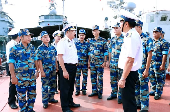 Tư lệnh Hải quân thăm tàu 511 và 512, Vùng 2 Hải quân