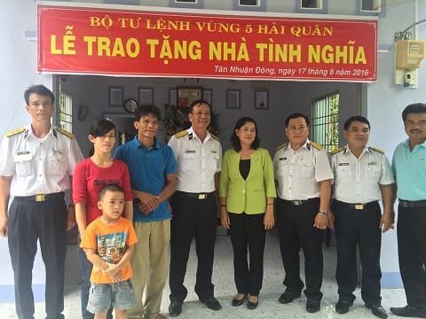 Trao tặng nhà tình nghĩa, nhà đồng đội