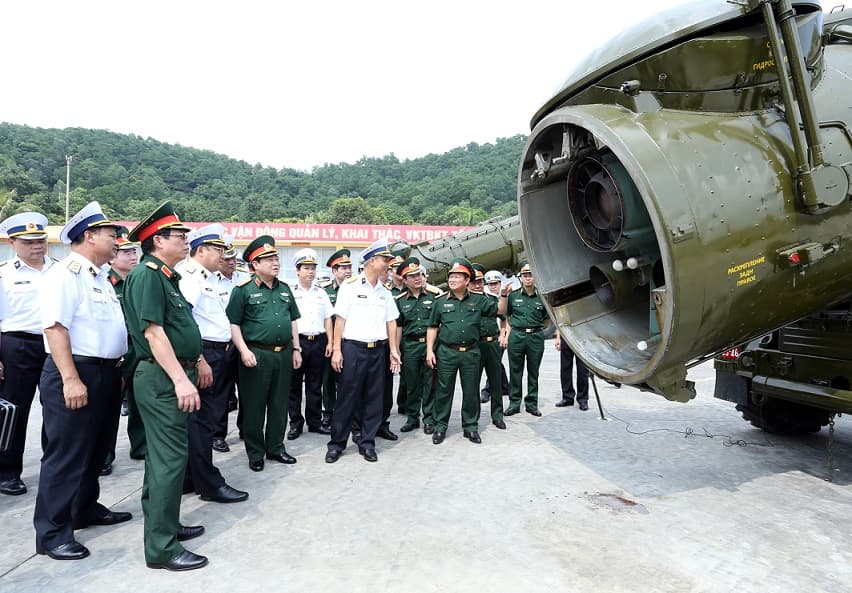 Bộ trưởng Bộ Quốc phòng thăm và kiểm tra Lữ đoàn 679, Vùng 1 Hải quân
