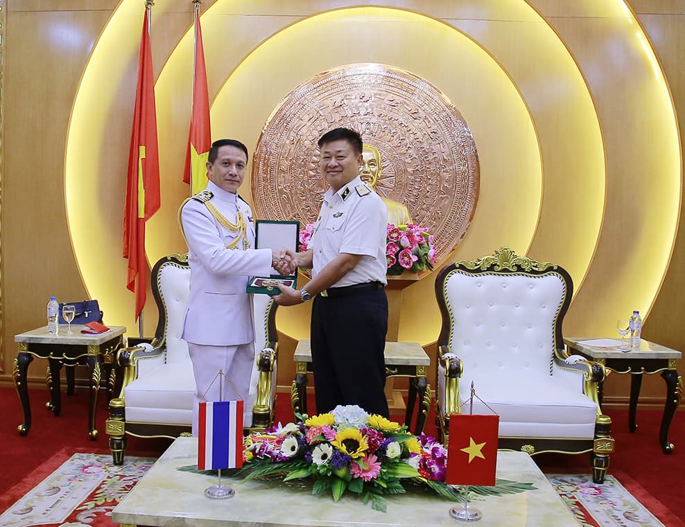 Thủ trưởng Bộ Tư lệnh Hải quân Việt Nam tiếp Tùy viên Hải quân Thái Lan