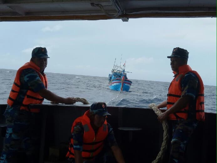 Tàu 737, Hải đoàn 128 kịp thời cứu tàu cá bị nạn trên biển