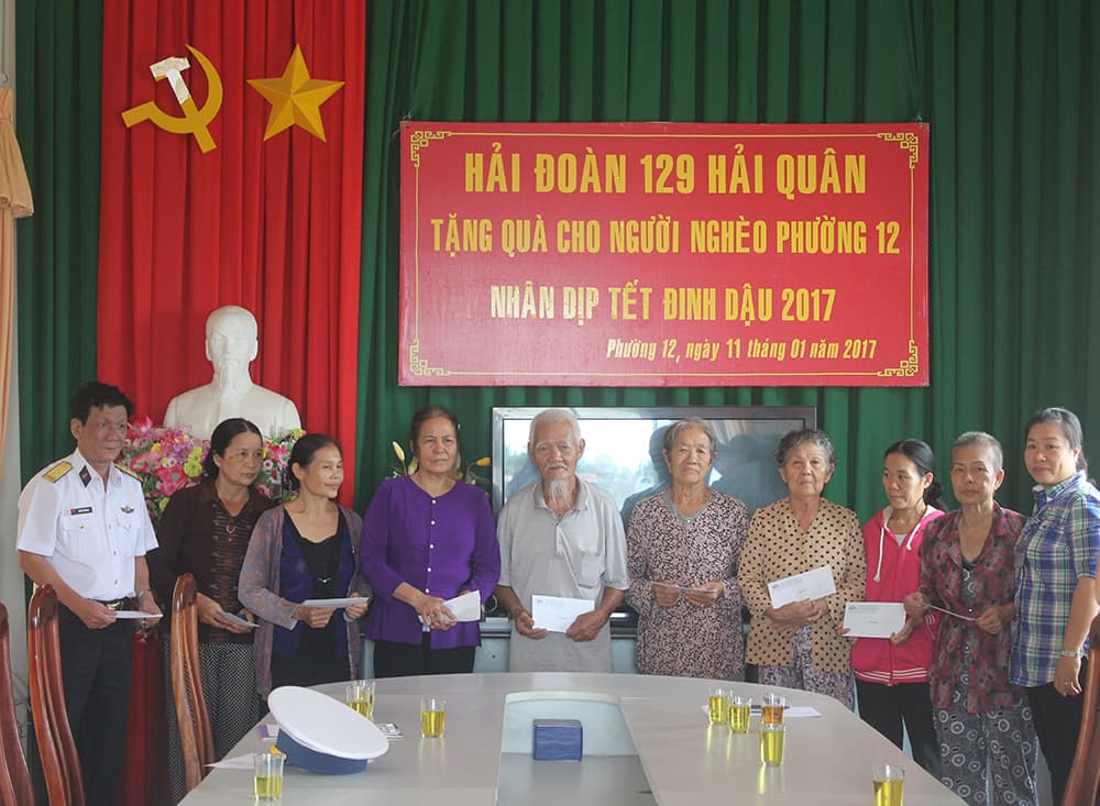 Hải đoàn 129 tặng quà các gia đình có hoàn cảnh khó khăn