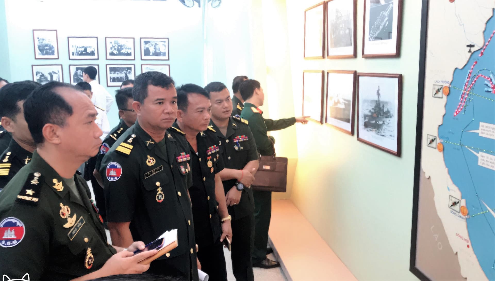Đoàn học viên Quân đội Hoàng gia Cam-pu-chia: Thăm và tìm hiểu truyền thống, lịch sử của Hải quân nhân dân Việt Nam