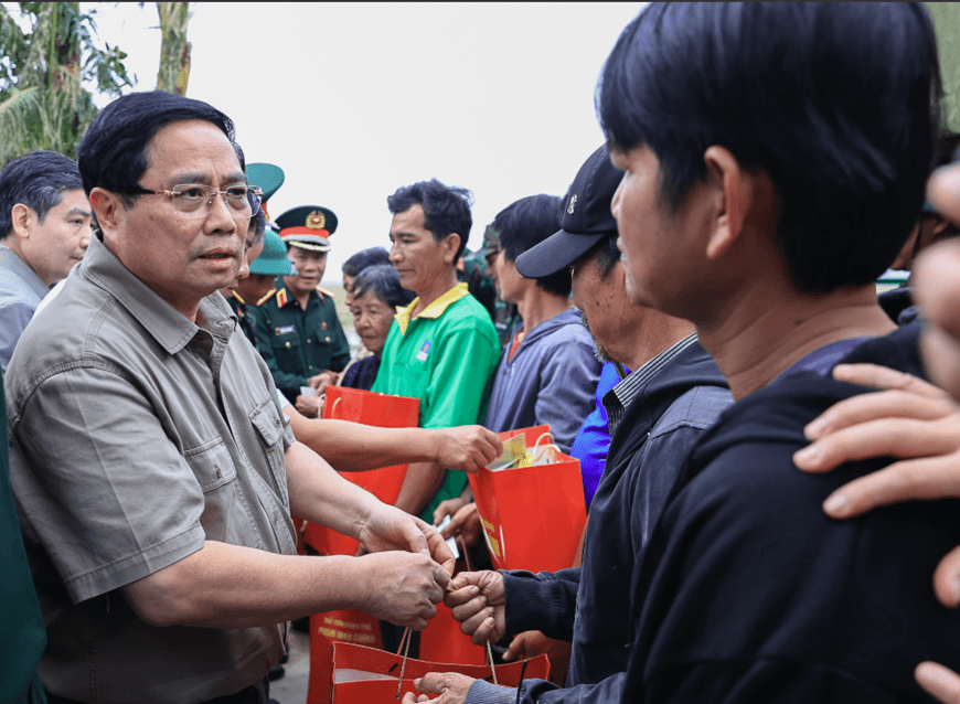 Thủ tướng Phạm Minh Chính thăm, động viên người dân tại "rốn lũ" Hòa Thịnh, tỉnh Đắk Lắk