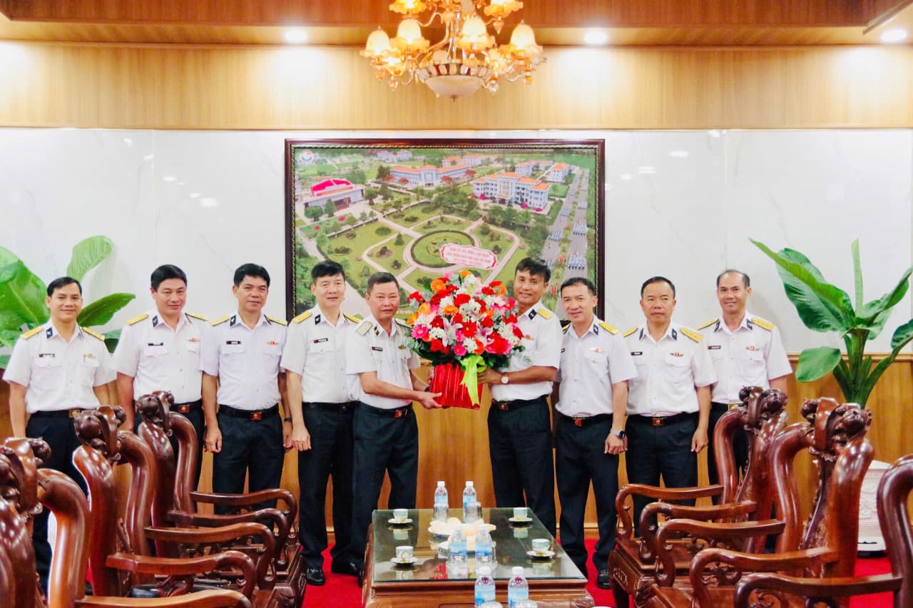 Đoàn công tác Vùng 4 chúc mừng Trung tâm Huấn luyện nhân Ngày Nhà giáo Việt Nam