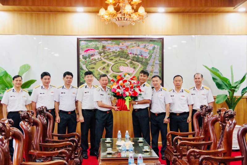 Đoàn công tác Vùng 4 chúc mừng Trung tâm Huấn luyện nhân Ngày Nhà giáo Việt Nam