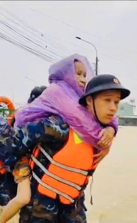 Cán bộ, chiến sĩ Vùng 4 Hải quân - điểm tựa giúp nhân dân vượt lũ