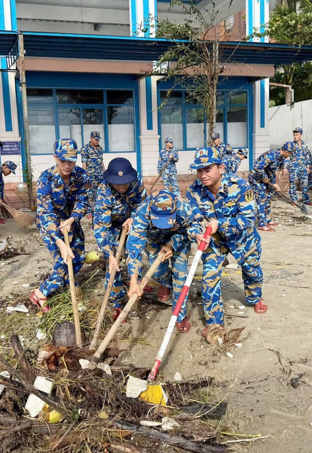 Bộ đội Hải quân giúp nhân dân Đà Nẵng khắc phục hậu quả bão số 13