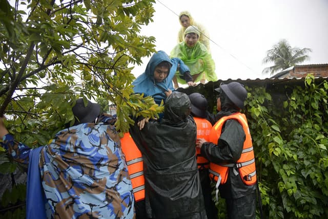 Ấm tình quân dân trong cơn lũ dữ
