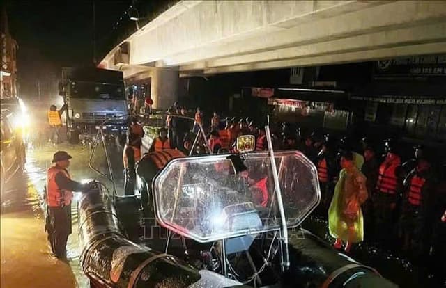 Đặc công Hải quân bám hiện trường giúp dân vùng ngập lụt