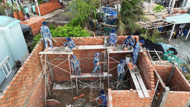 VIDEO: GẤP RÚT HOÀN THIỆN NHÀ MỚI CHO BÀ CON VÙNG LŨ