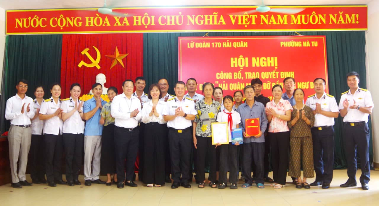 Lữ đoàn 170 trao quyết định đỡ đầu con ngư dân tại Quảng Ninh