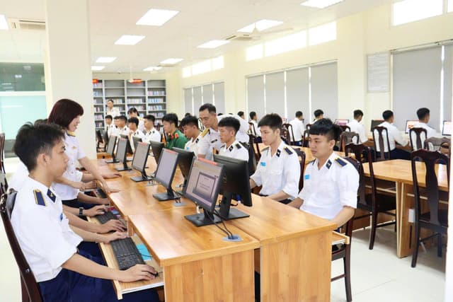 Học viện Hải quân tập huấn chuyển đổi số, "Bình dân học vụ số" năm 2026
