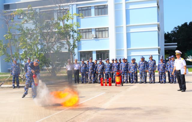 Học viện Hải quân huấn luyện công tác an toàn, vệ sinh lao động