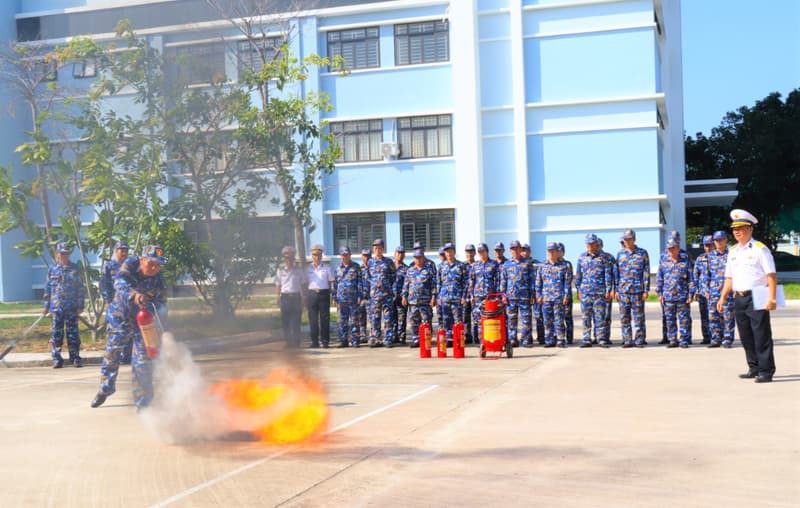 Học viện Hải quân huấn luyện công tác an toàn, vệ sinh lao động
