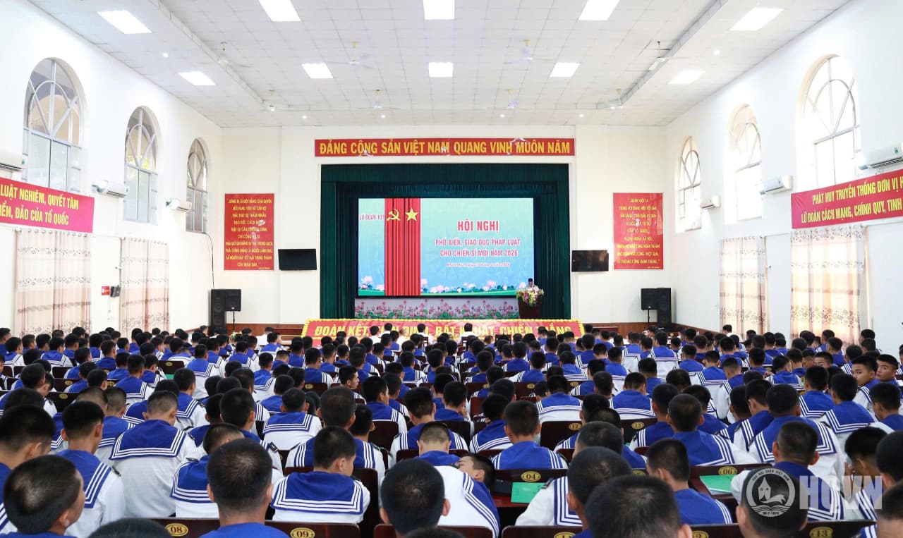 Lữ đoàn 101 phối hợp phổ biến, giáo dục pháp luật cho chiến sĩ mới