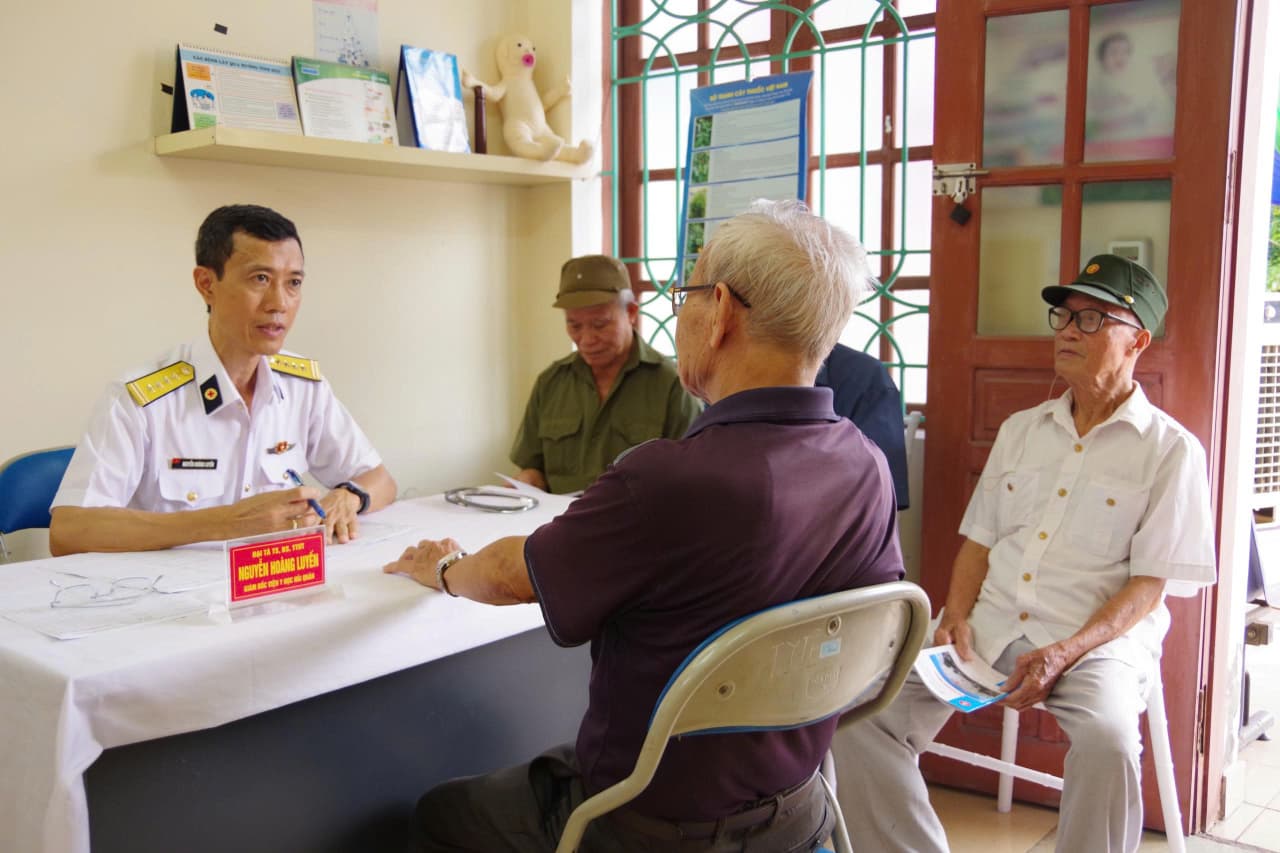 140 người dân được Viện Y học Hải quân khám bệnh, cấp thuốc miễn phí