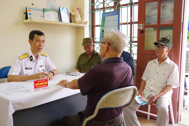 140 người dân được Viện Y học Hải quân khám bệnh, cấp thuốc miễn phí
