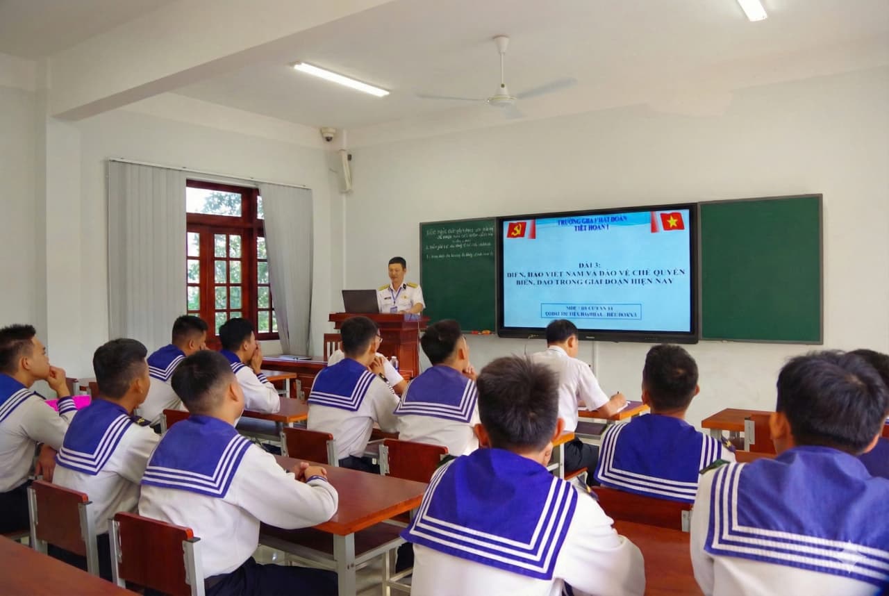 Trường Cao đẳng Kỹ thuật Hải quân thi cán bộ giảng dạy chính trị giỏi