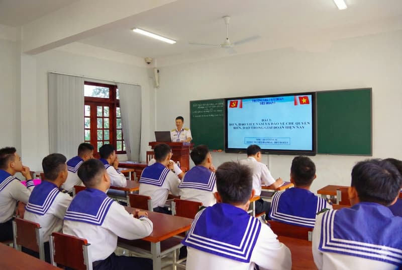 Trường Cao đẳng Kỹ thuật Hải quân thi cán bộ giảng dạy chính trị giỏi